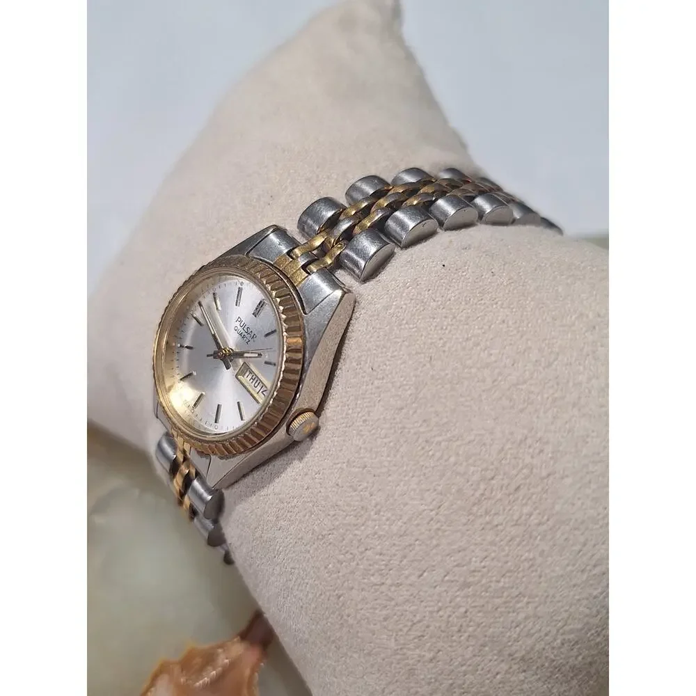 Vintage Pulsar V783-0020 Quartz Two Tone Silver Dial Day Date Watch Japan